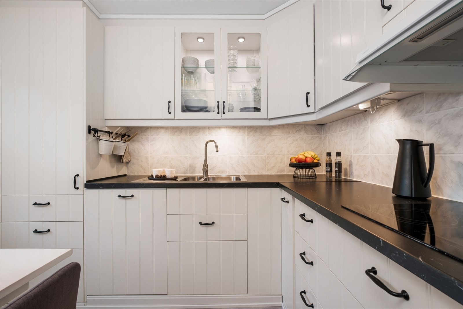 Moderne kjøkken med integrerte hvitevarer og praktiske løsninger Galleribilde