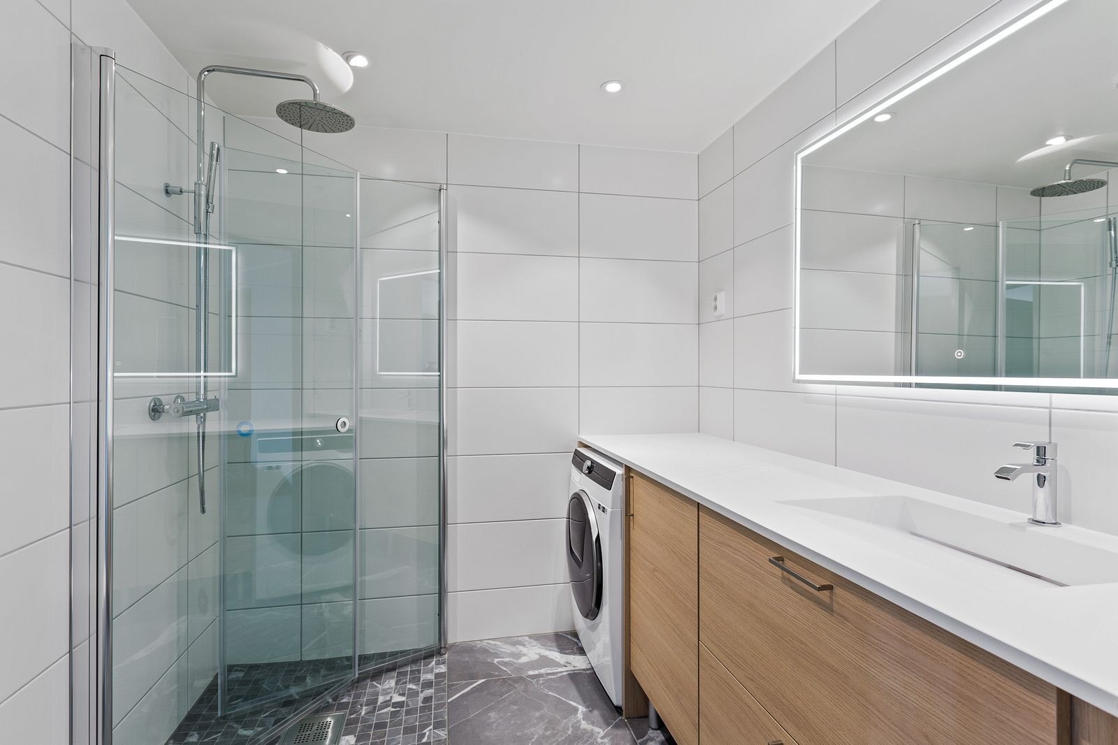 Flislagt bad med vaskemaskin Galleribilde