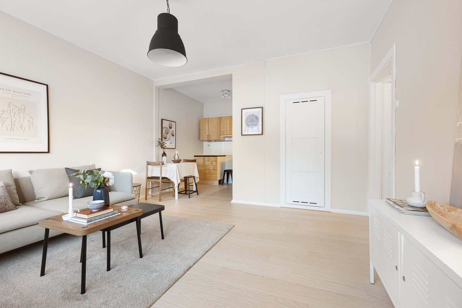 Åpen løsning mellom kjøkken og stue. Direkte tilgang til praktisk liten bod for oppbevaring. Galleribilde