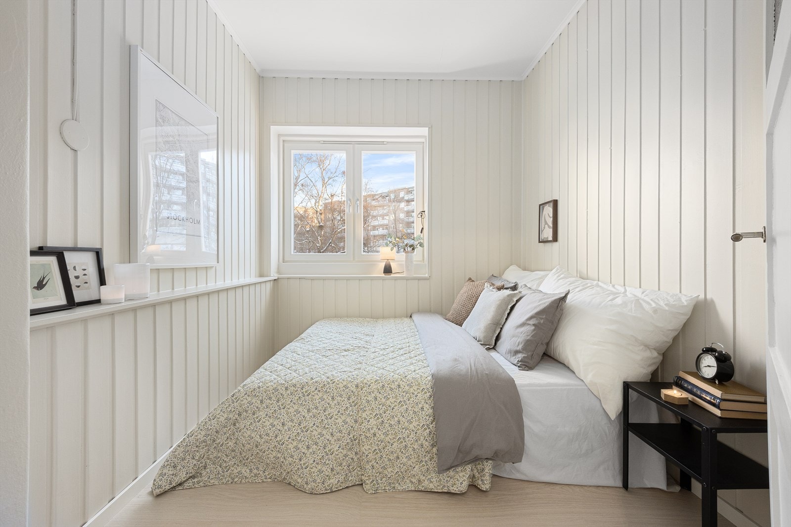 Soverom med plass til dobbeltseng og tilhørende møblement. Galleribilde