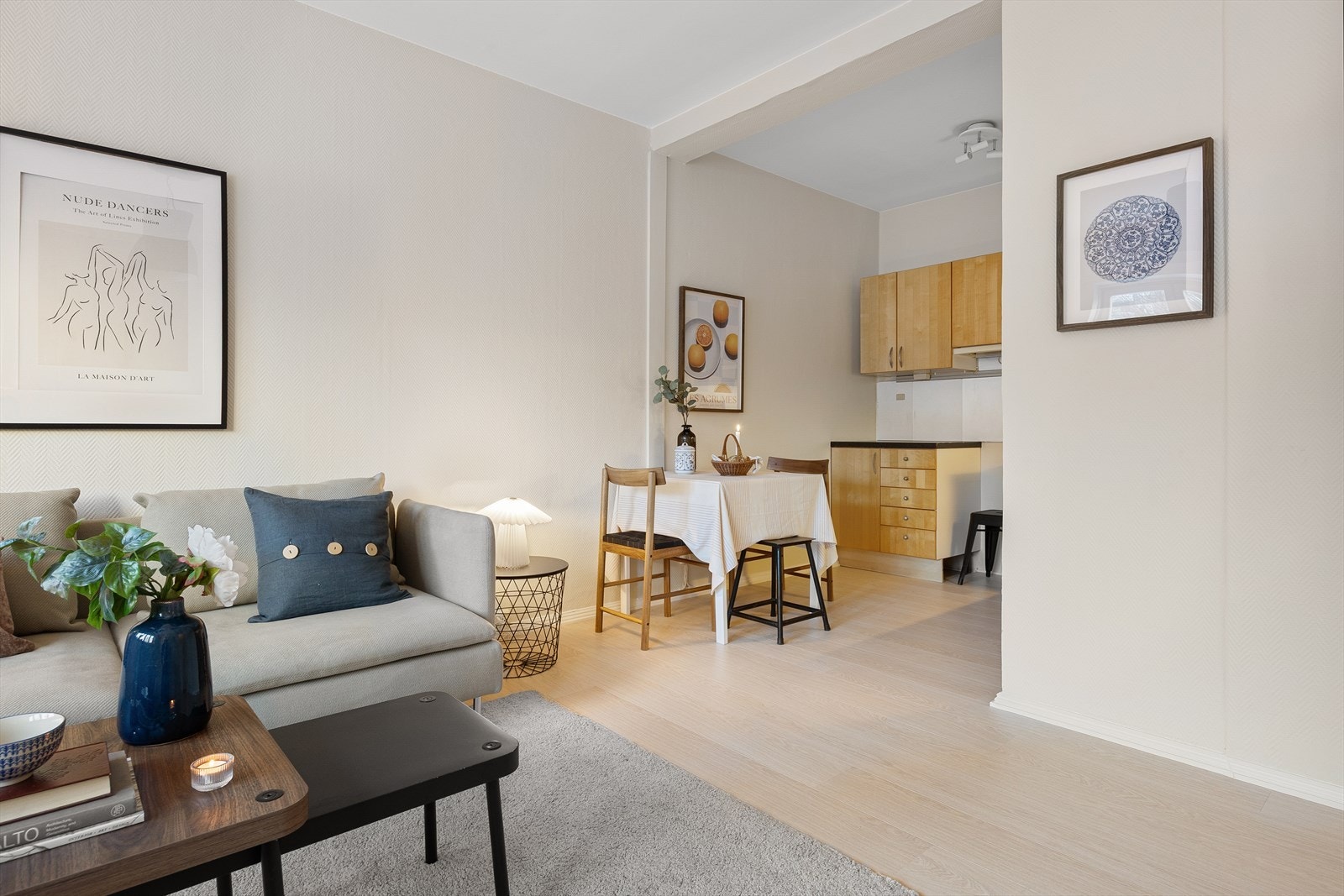 Arealeffektiv planløsning. Romslig spiseplass hvor det er enkelt å invitere familie og venner til lystige lag. Galleribilde