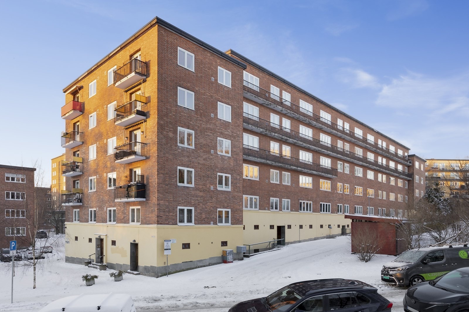 Leiligheten ligger sentralt til med gangavstand til "alt" av kollektivt i tillegg til dagligvare, treningssenter, kafeer med mer. Galleribilde