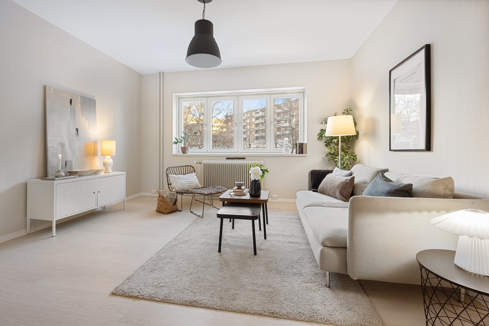 Stuens store vindusflater (fra 2022) sørger for rikelig med lysinnslipp. Galleribilde