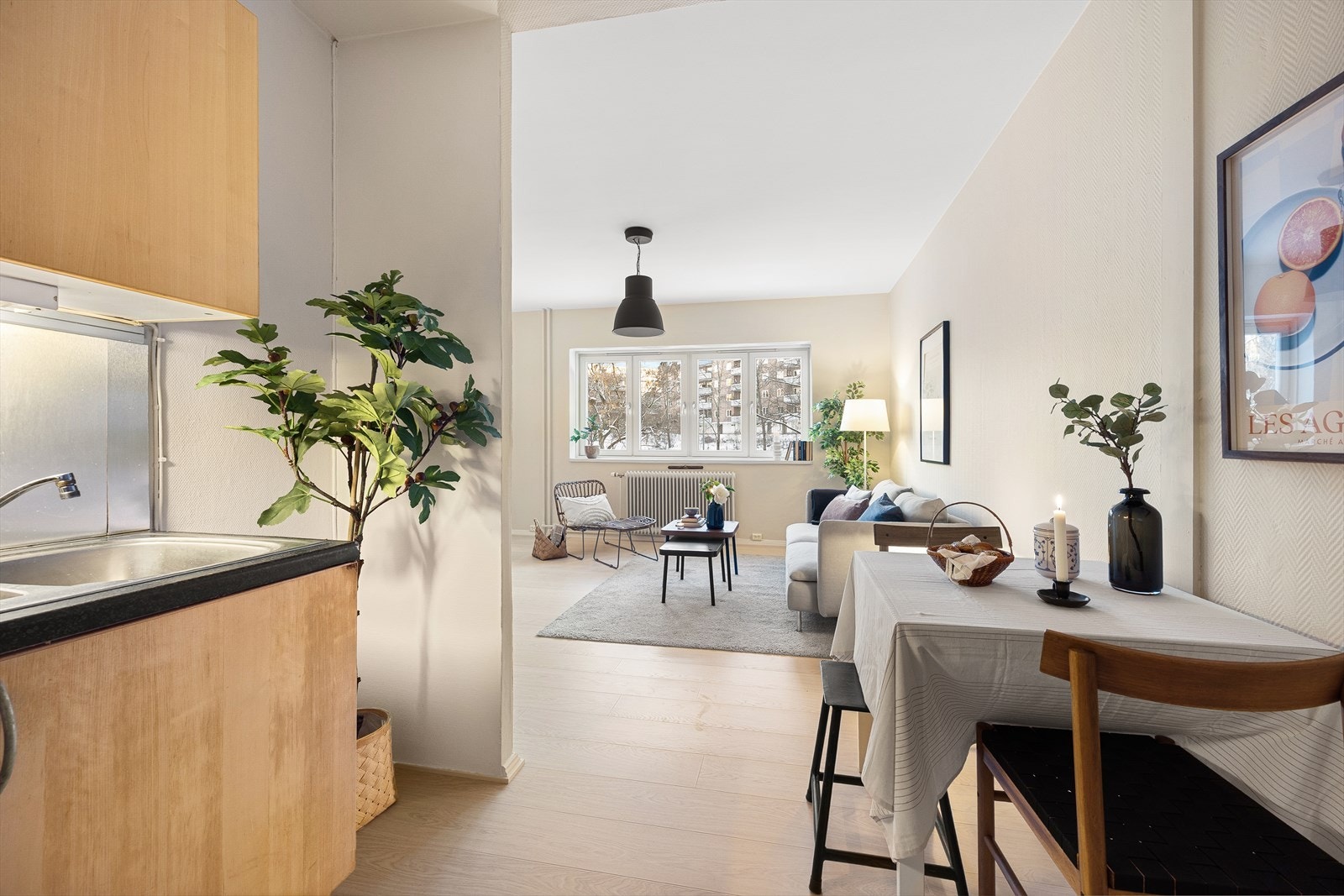 Stuens store vindusflater sørger for rikelig med lysinnslipp. Galleribilde