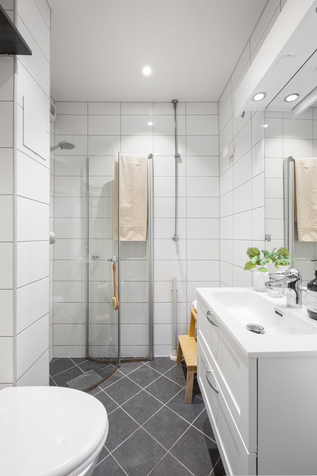 Leiligheten har et pent flislagt bad/wc/vaskerom med gulvvarme fra 2018 som ble oppusset i regi av sameiet. Galleribilde