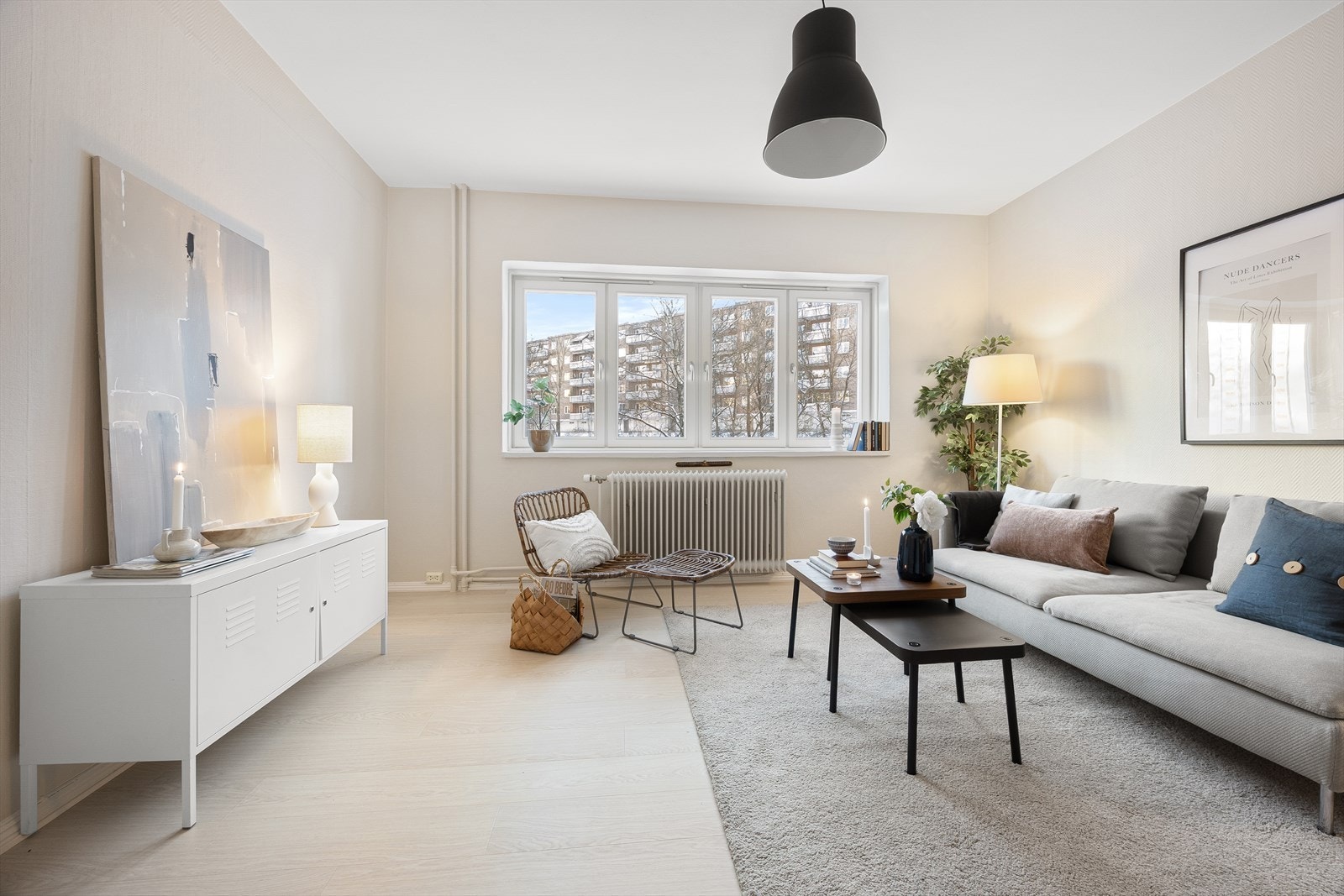 Romslig stue med god plass til sofaløsning, oppbevaring og tilhørende møblement. Galleribilde