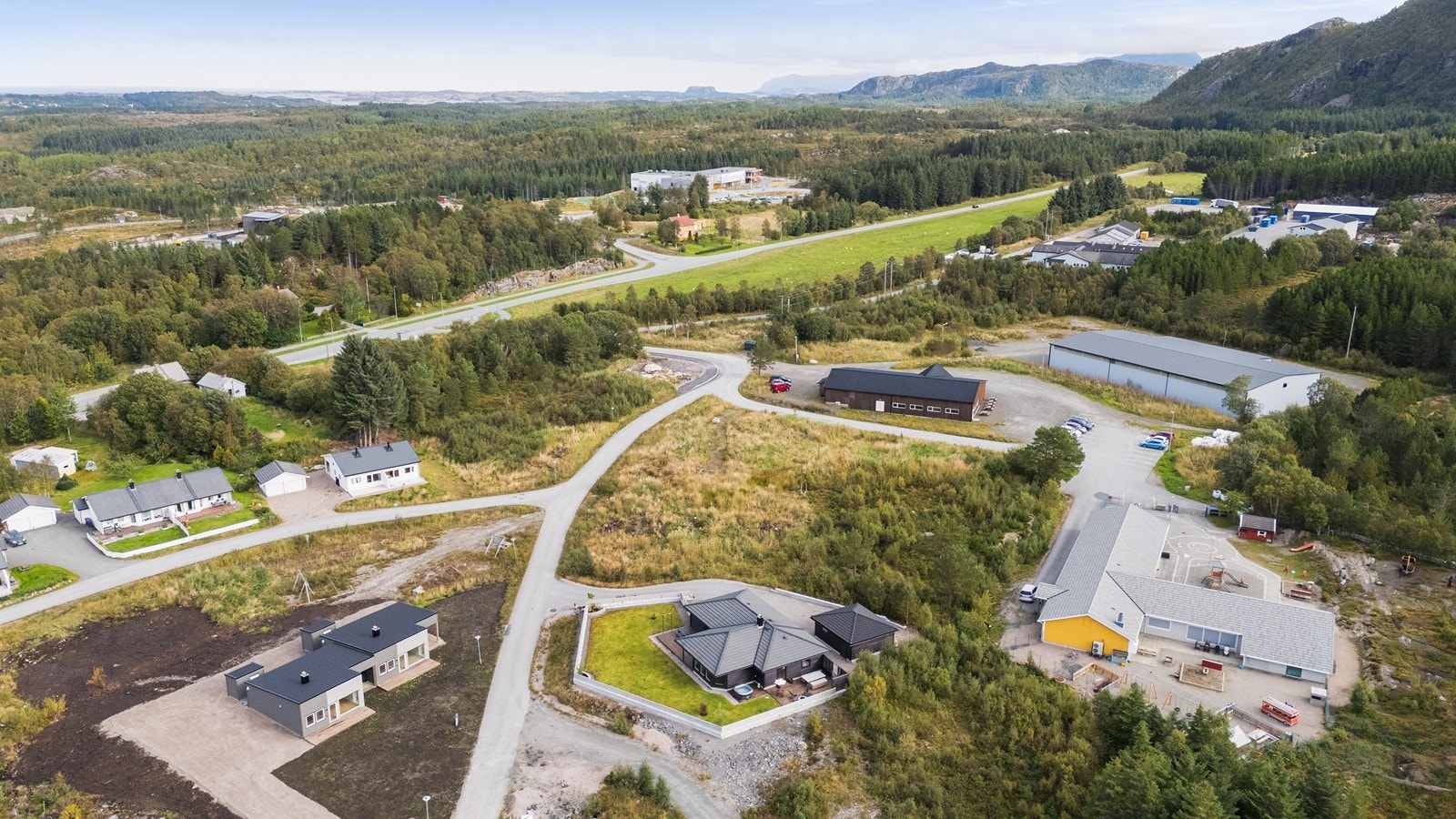 Dronebilde nordover, hvor man kan se Kårvåg nye barneskole som ligger like i nærheten. Galleribilde