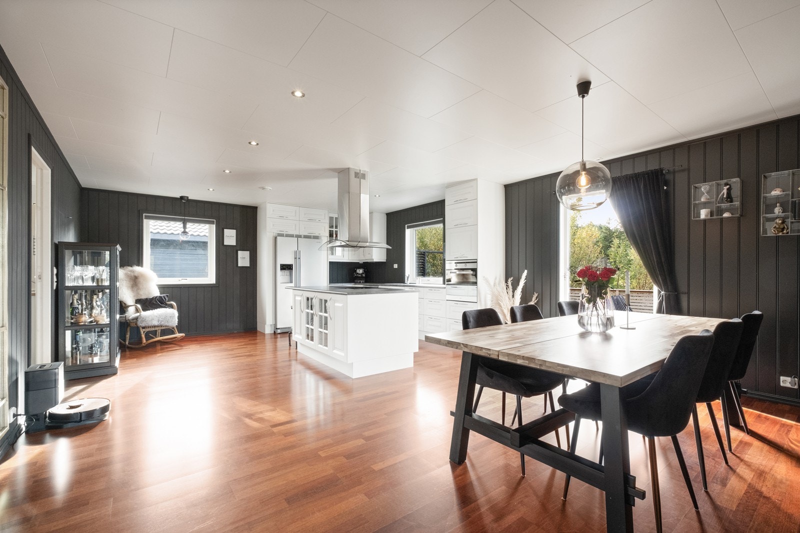 Åpen kjøkkenløsning med parkettgulv og tak-ess himling gir et moderne preg. Galleribilde