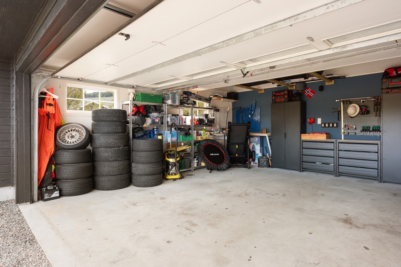 Garasjen har støpt betonggulv og er godt innredet for oppbevaring. Galleribilde