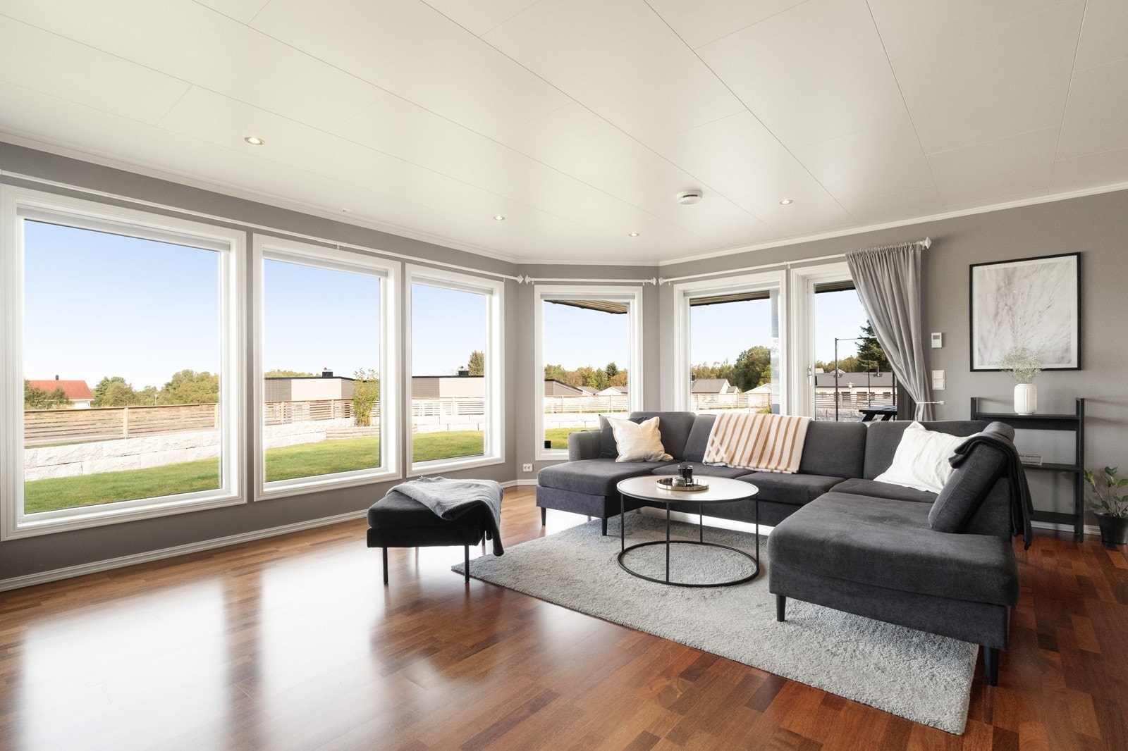 Med de store vinduene får man nesten hagen og uteområdet inn i stuen. Galleribilde