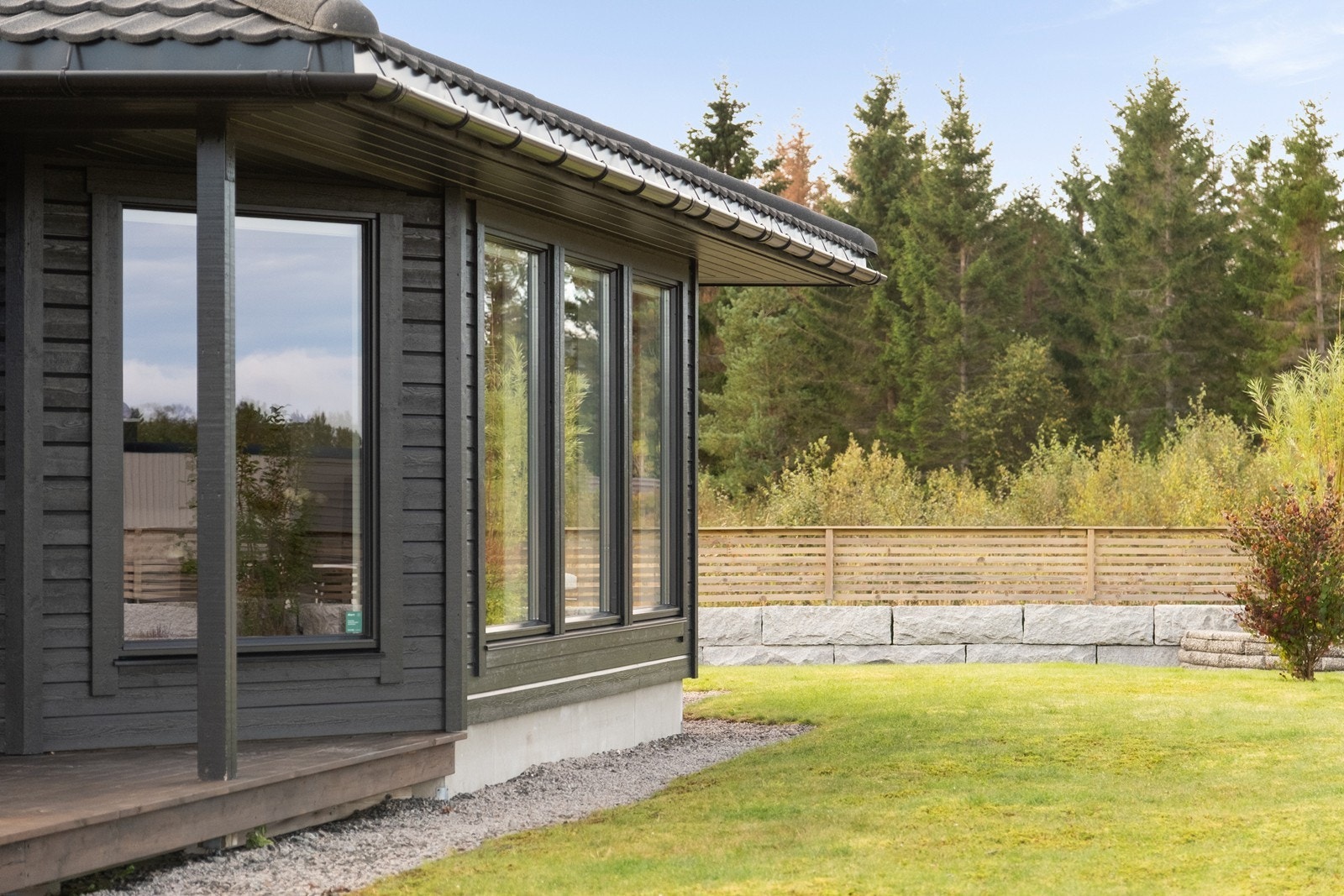 Hagen strekker seg rundt hushjørnet på eiendommen. Galleribilde