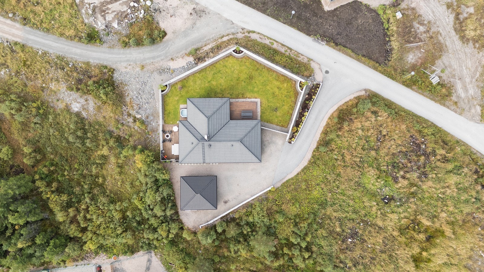 Dronebilde over eiendommen. Galleribilde