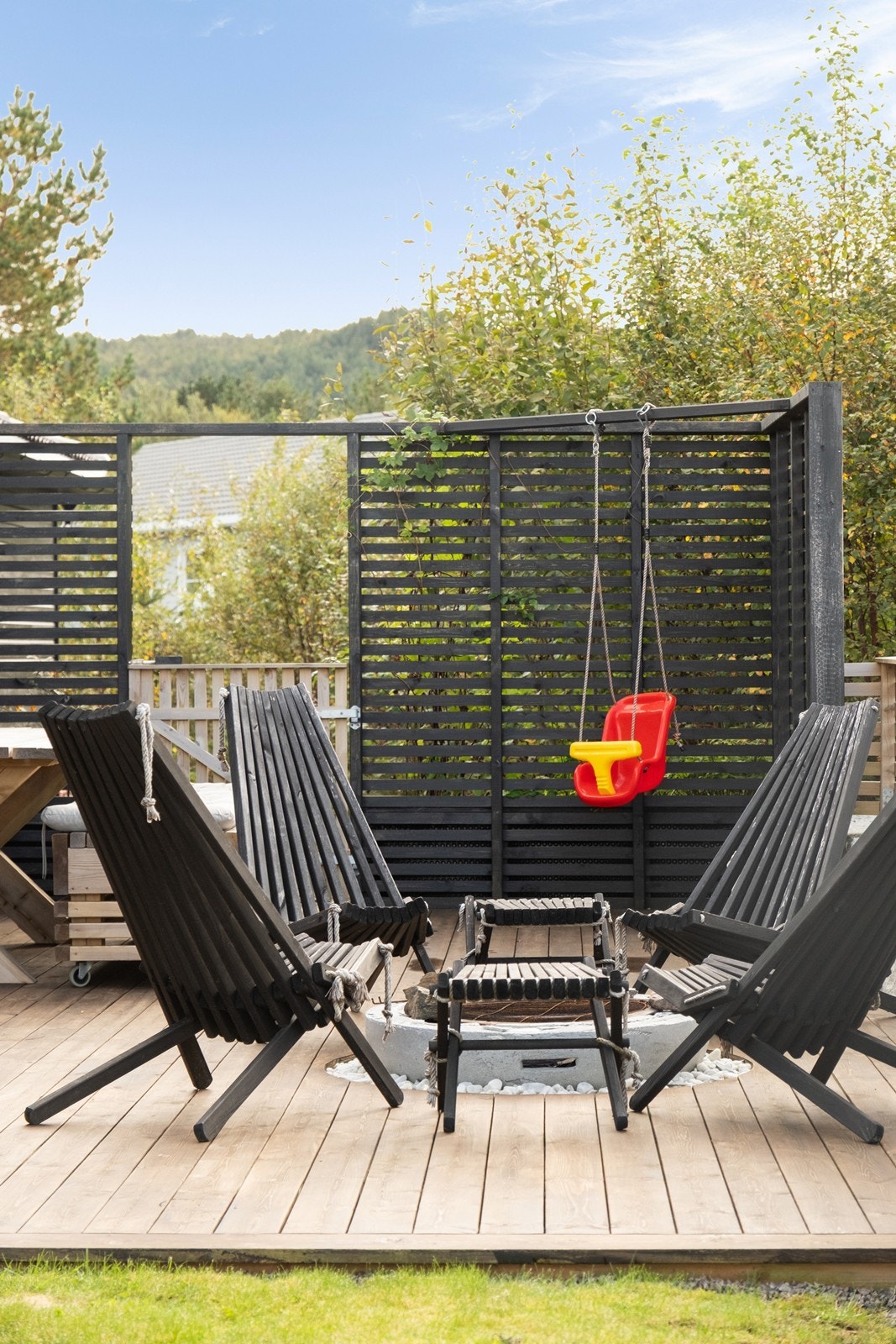 Sitteområdet på terrassen er utstyrt med en bålpanne for hyggelige samlinger. Galleribilde