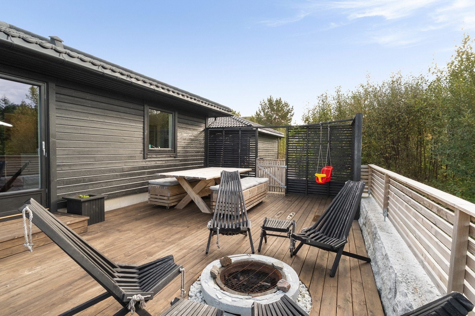 Terrassen har god plass til utemøbler og er ideell for utendørs måltider. Galleribilde