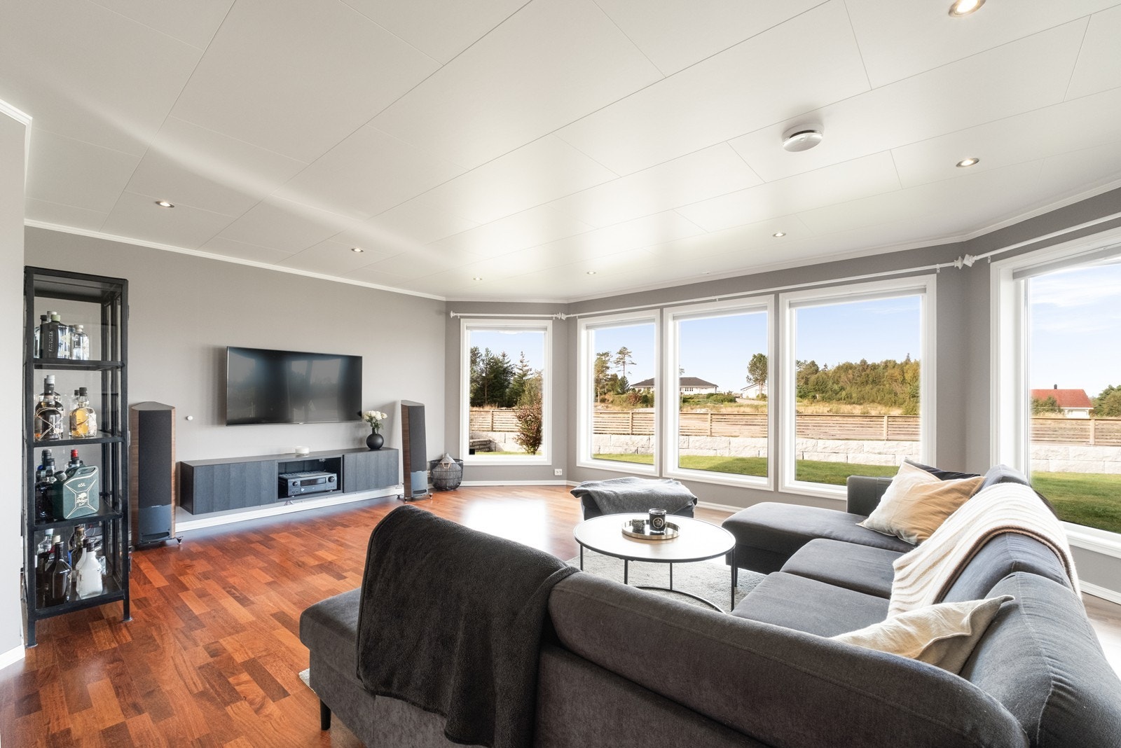 Stuen er stor og romslig, med store vindusflater som gir godt med lysinnslipp. Galleribilde