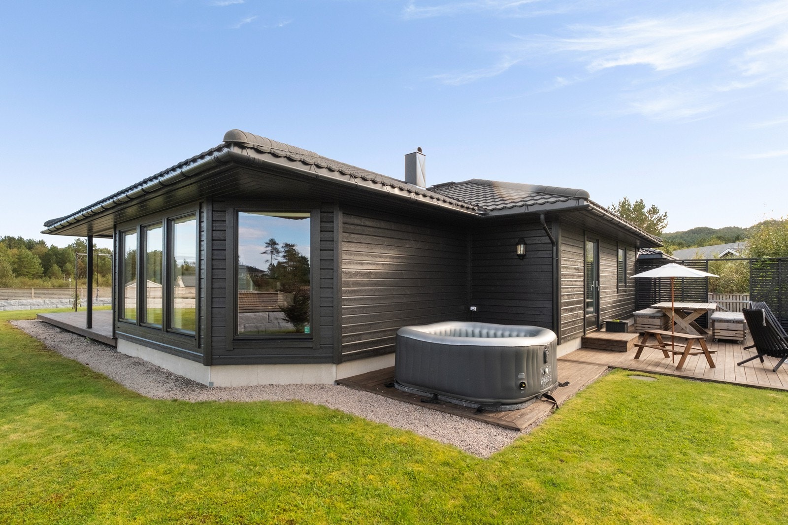 Plass til utendørs boblebad på terrassen gir mulighet for avslapning i hagen. Galleribilde