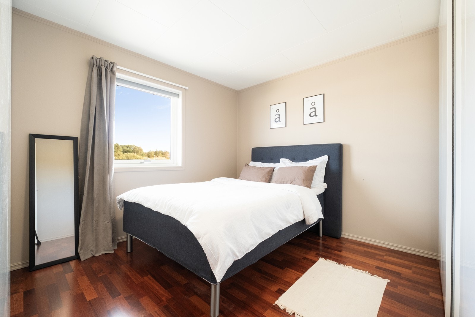 Hovedsoverommet er romslig og stort, og det er montert skyvedørsgarderobe for praktisk klesoppbevaring. Galleribilde