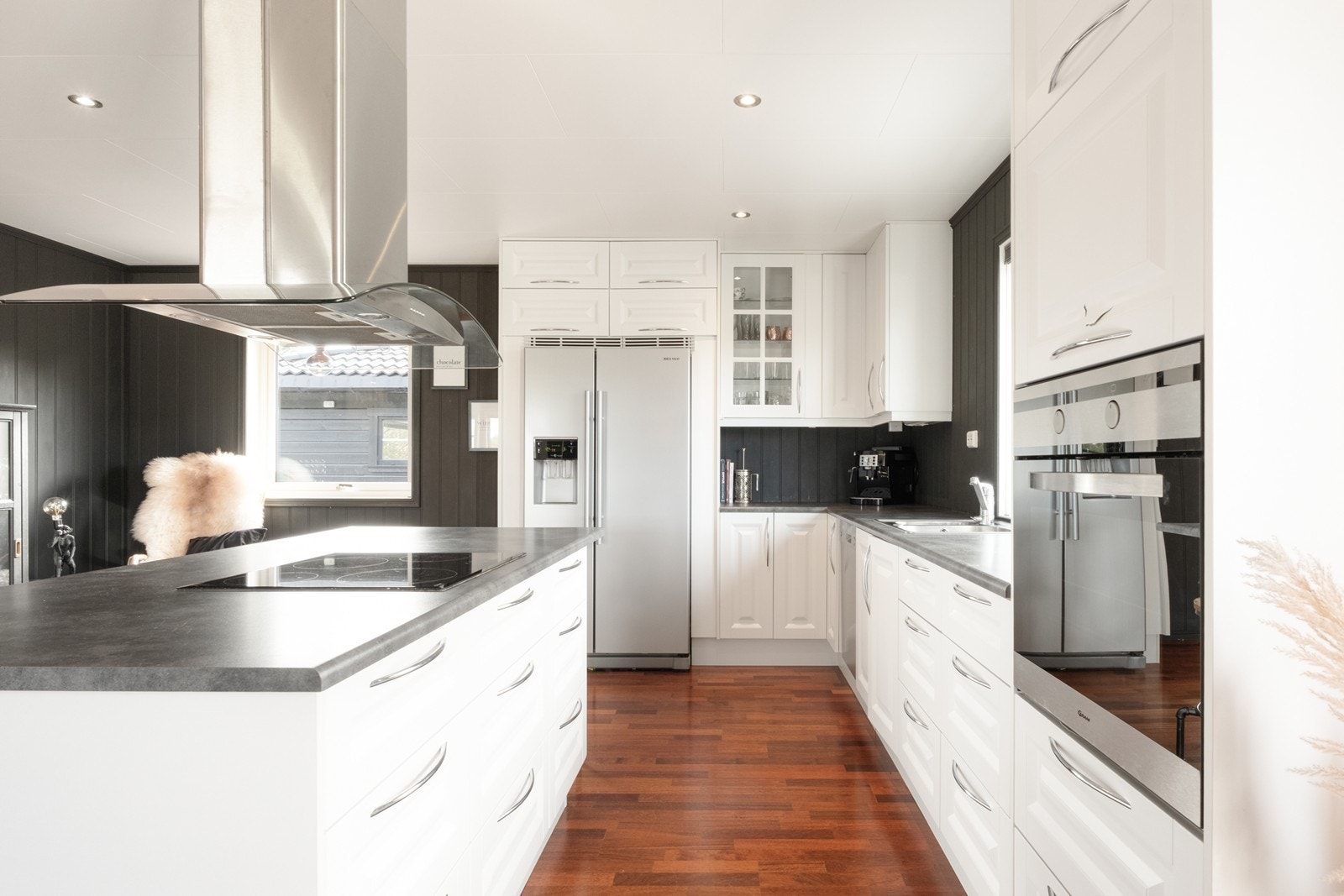 Integrert stekeovn og steketopp gir effektiv bruk av kjøkkenplassen. Galleribilde