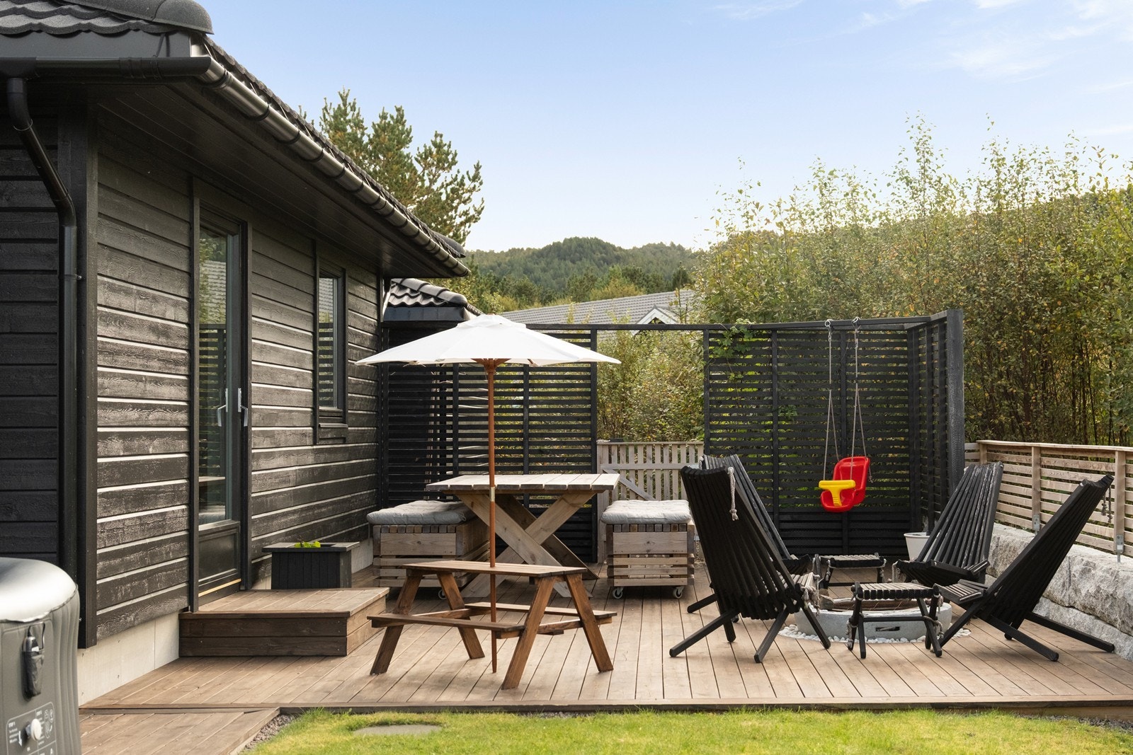 Boligen har terrasser opparbeidet på flere sider av huset, med alle muligheter til å utnytte finværsdager! Galleribilde