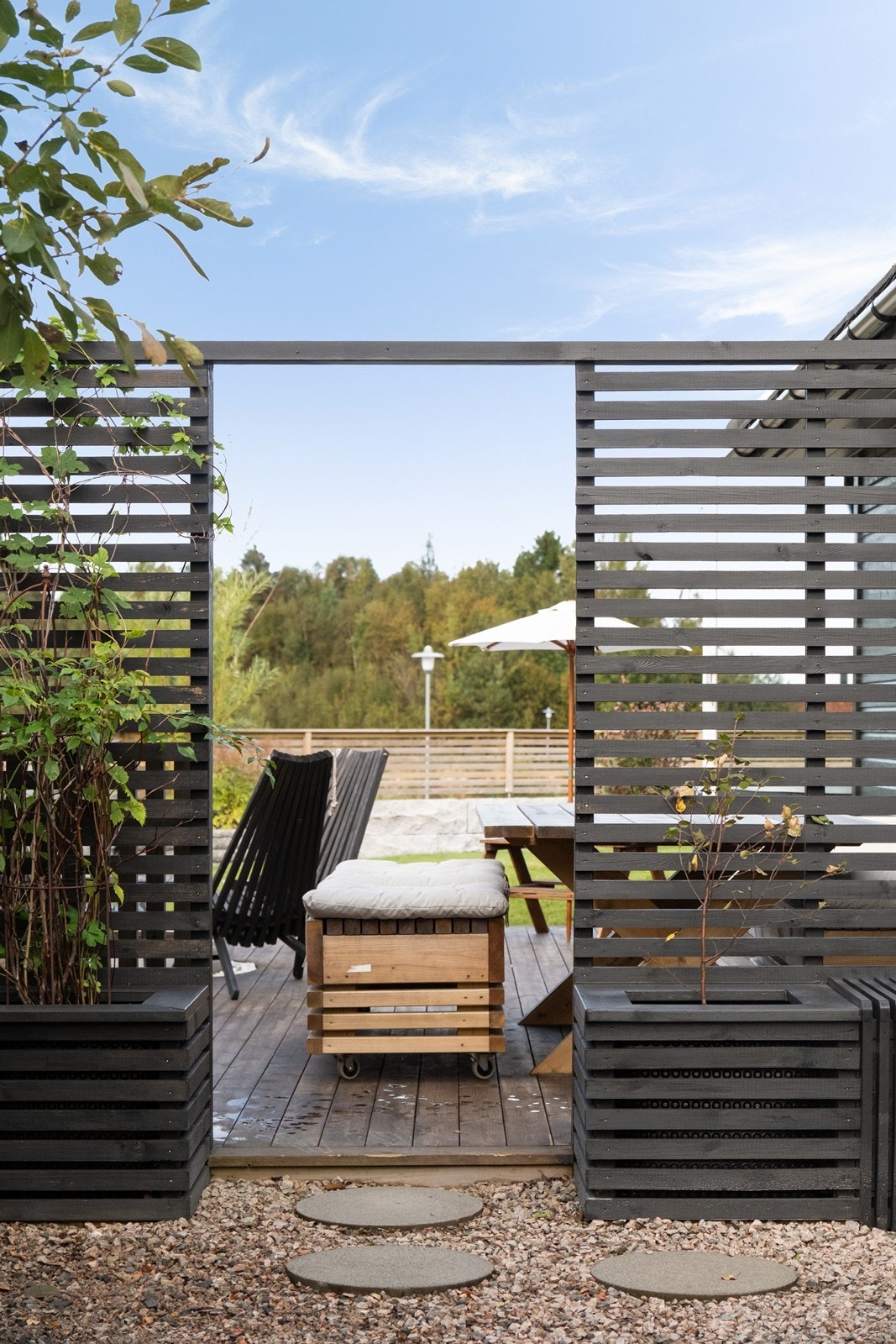 Terrassen er innrammet med levegger, som gir skjerming og privatliv. Galleribilde