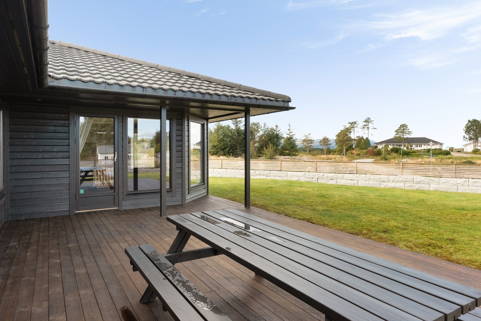 Fra terrassen er det utsikt mot et hagen, perfekt for avslapning. På andre siden av veien er det regulert til konsentrert småhusbebyggelse. Galleribilde