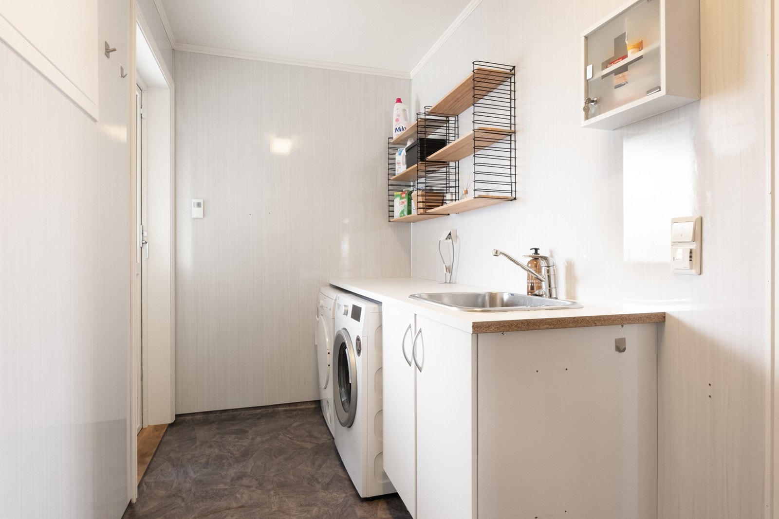 Vaskerommet er utstyrt med vaskeromsinnredning med utslagsvask og opplegg for vaskemaskin. Galleribilde