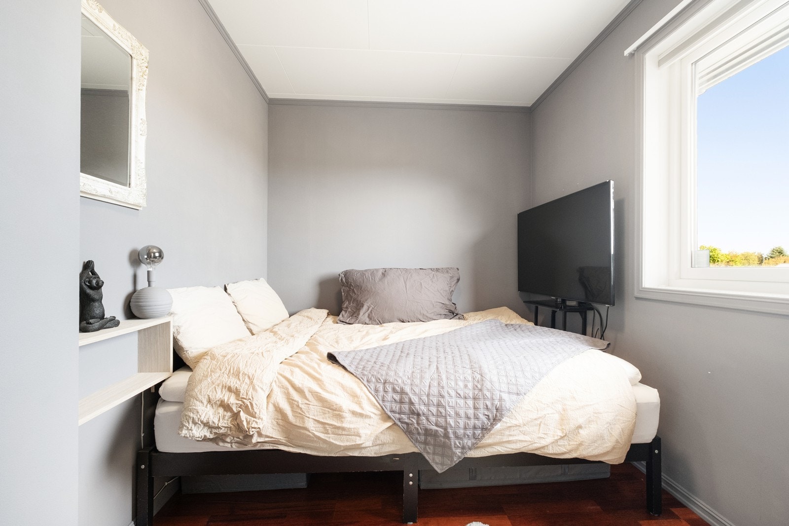 Soverom 2 med malte vegger og tak-ess i himlingen, med parkettgulv som gir et solid underlag. Galleribilde