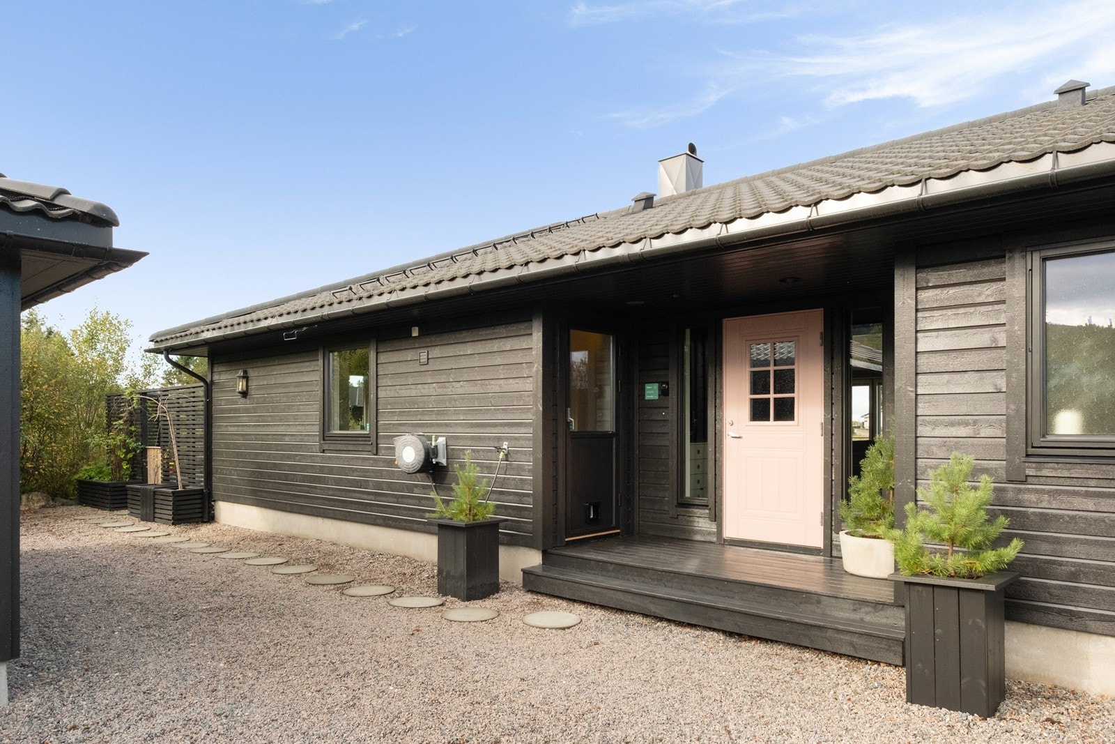 Inngangsparti med hovedinngangsdør, i tillegg til at man har biinngang til vaskerom. Galleribilde