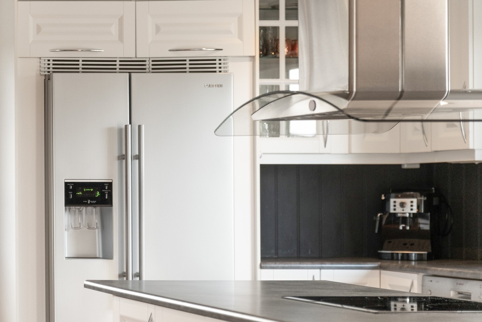 I kjøkkeninnredningen er det plass til et stort frittstående kjøleskap med vann- og isdispenser. Galleribilde