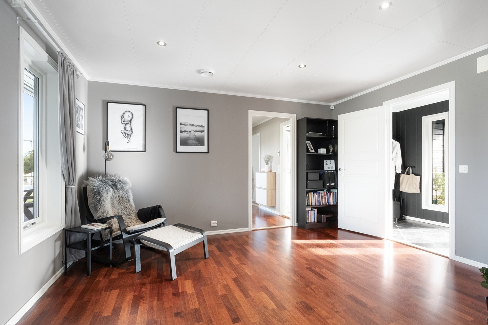 Fra entrèen kommer man rett inn i del av stuen, med dør til soveromsgang og bad. Galleribilde