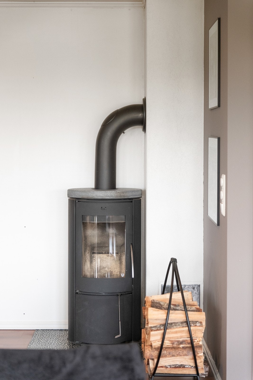 Vedovn bidrar med jevn varme og koselig atmosfære i stuen. Galleribilde