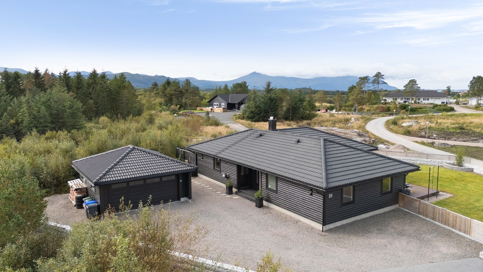 Innkjørsel, garasje og inngangsparti. Galleribilde