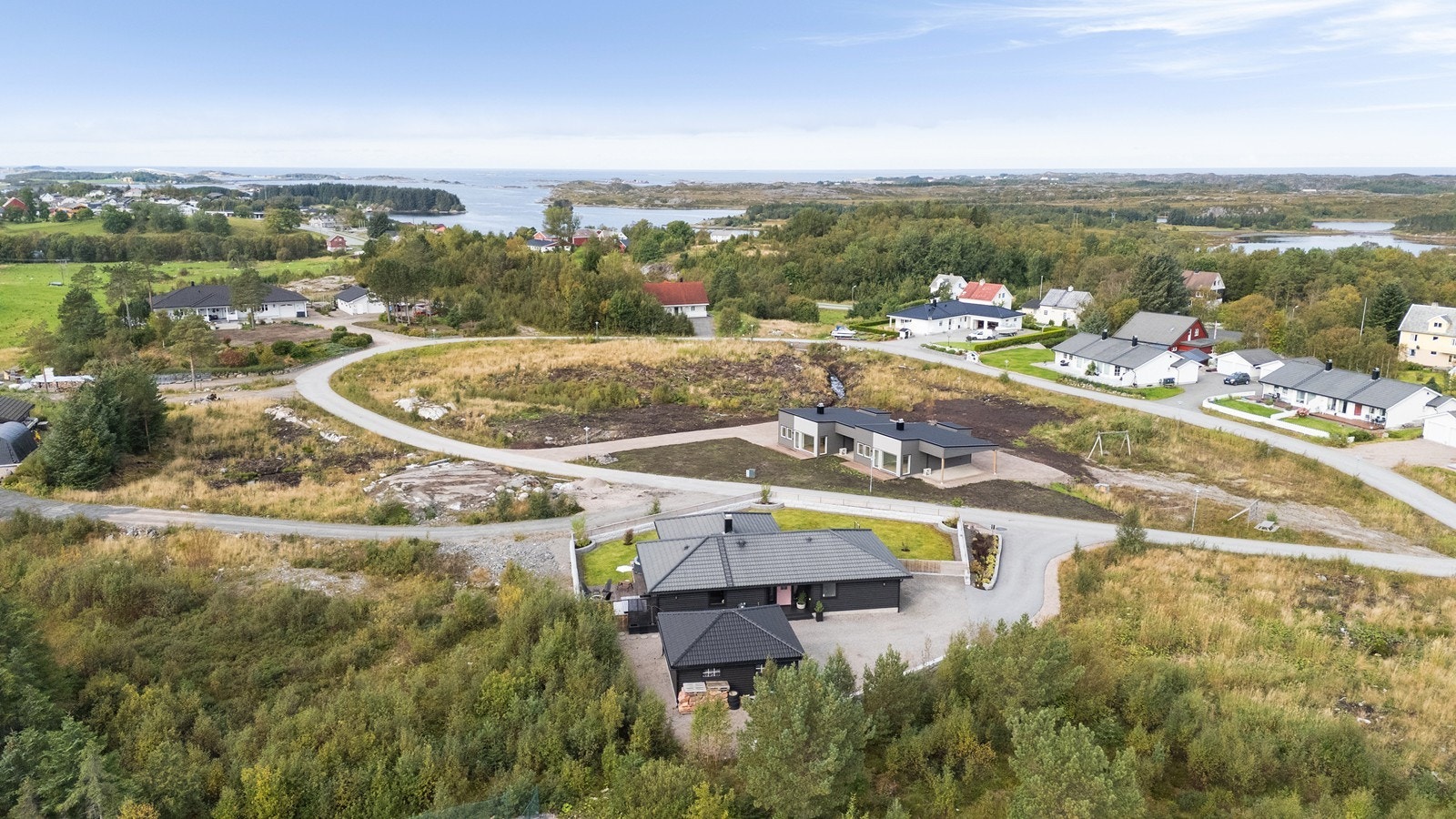 Oversiktsbilde over eiendommen og nærområdet. Galleribilde