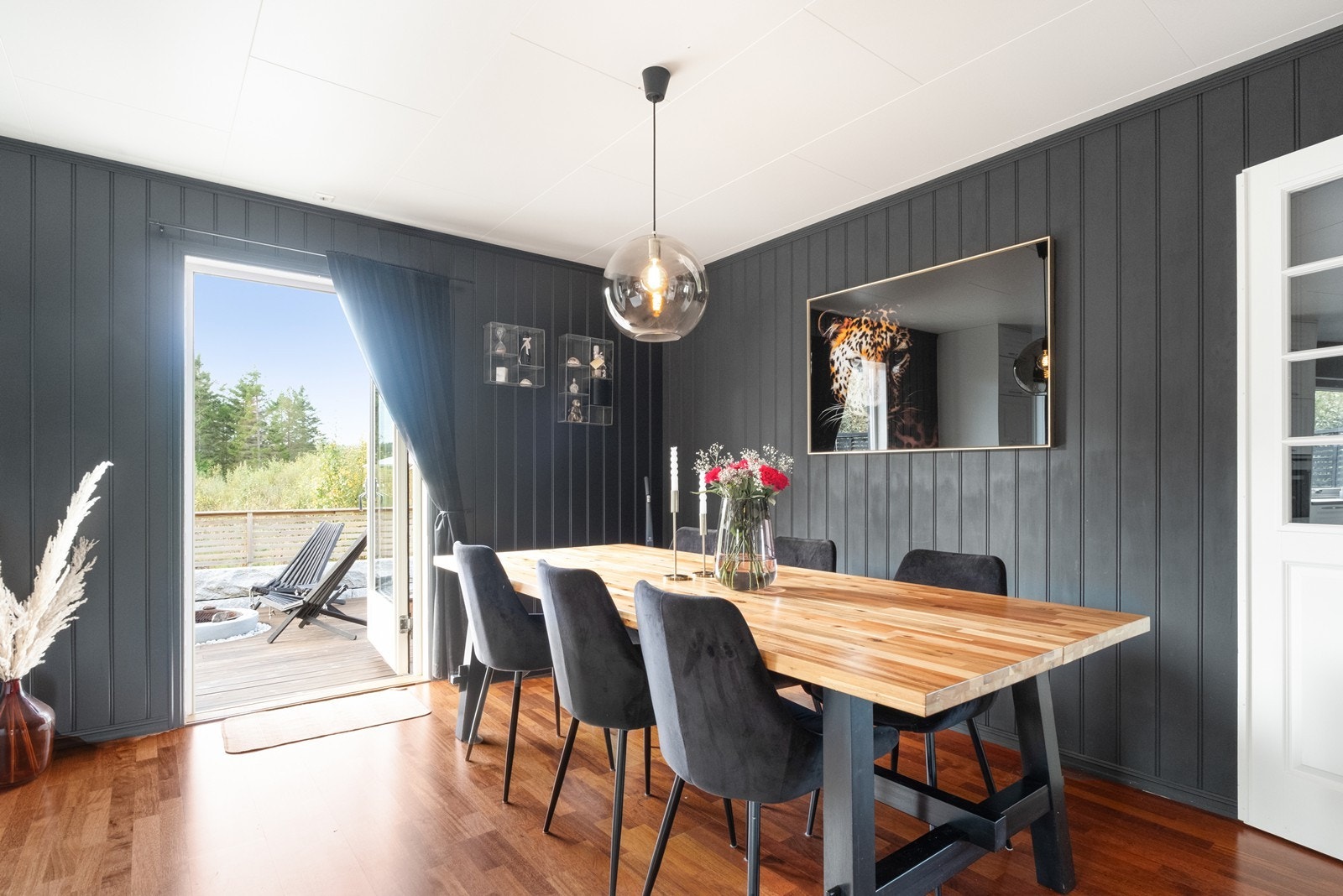 Utgang til terrasse gir enkel tilgang til uteområdet fra spiseplassen. Galleribilde