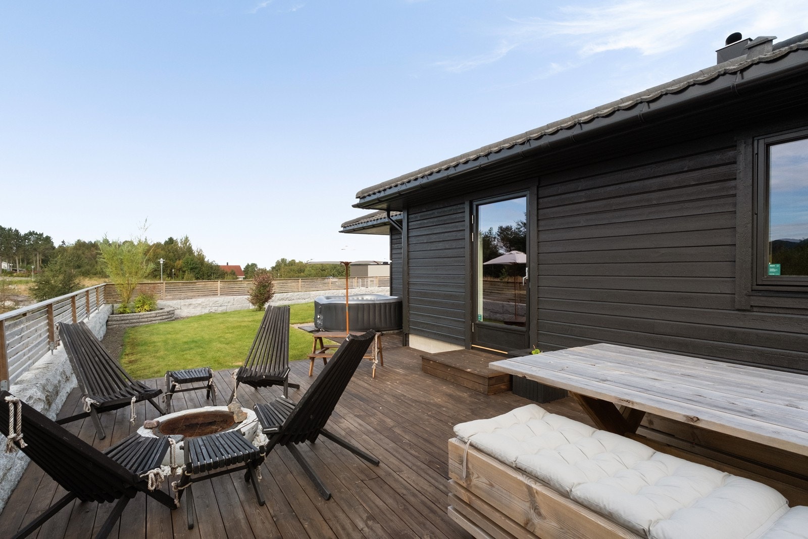 Terrassen har direkte tilgang til hageområdet, som er inngjerdet. Galleribilde