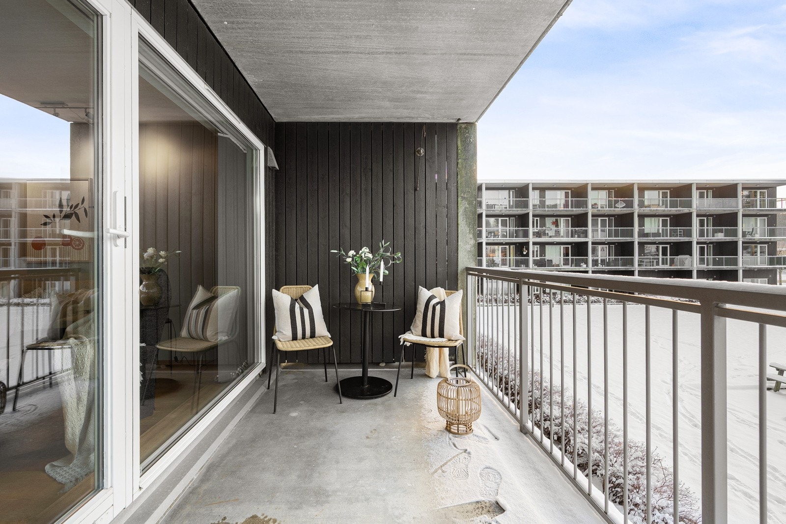 Fra stuen har man tilkomst til solrik balkong med fritt utsyn. Galleribilde