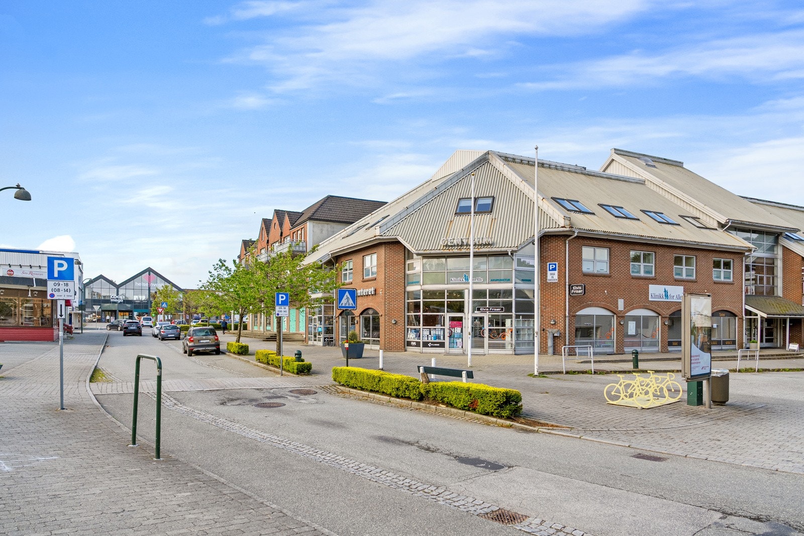 Kort vei til Sola sentrum sine mange fasiliteter. Her har du det meste du trenger i nærområde for å trives i lang tid. Galleribilde