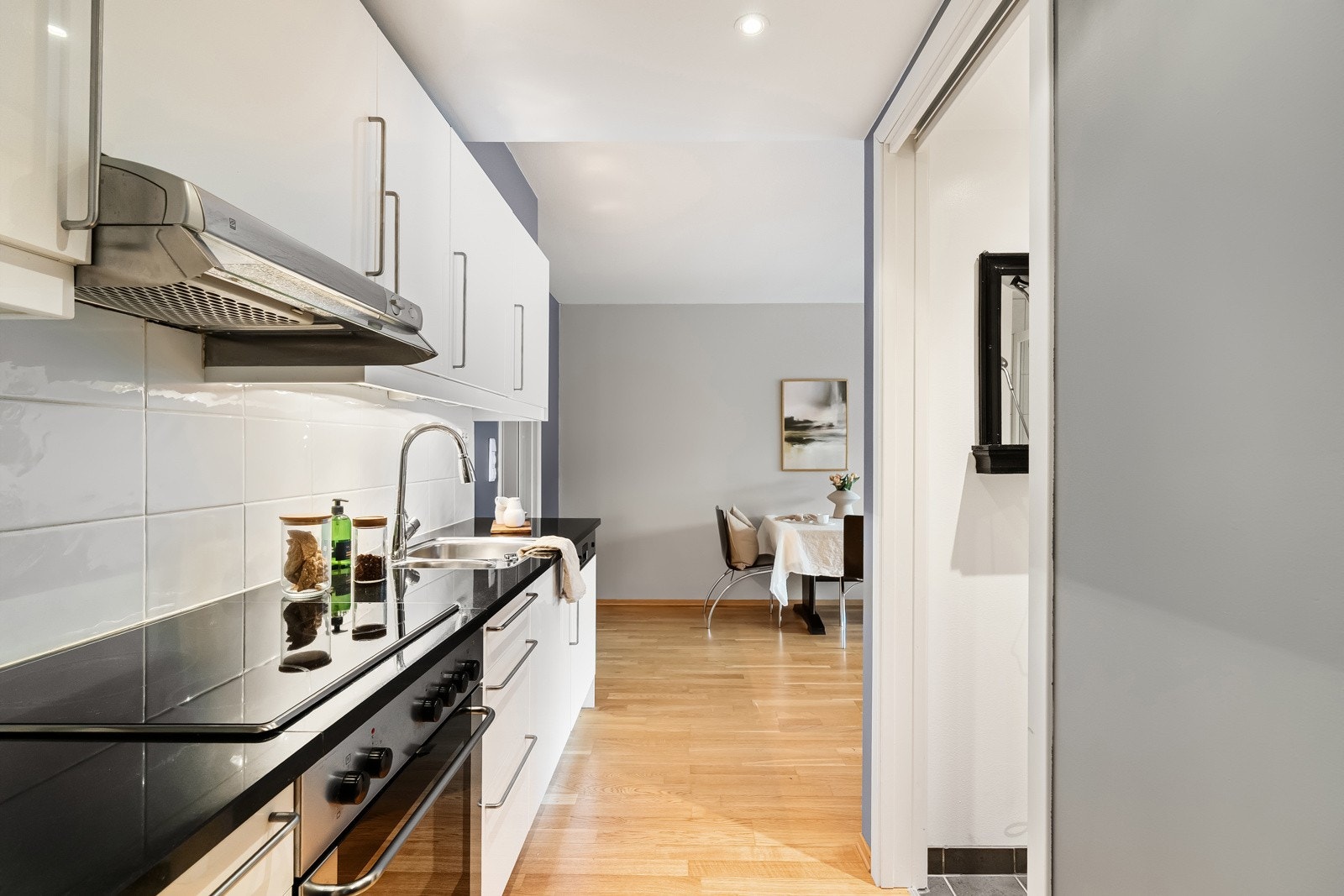 Den åpne plasløsningen gjør det enkelt å underholde middagsgjestene under matlagingen. Galleribilde