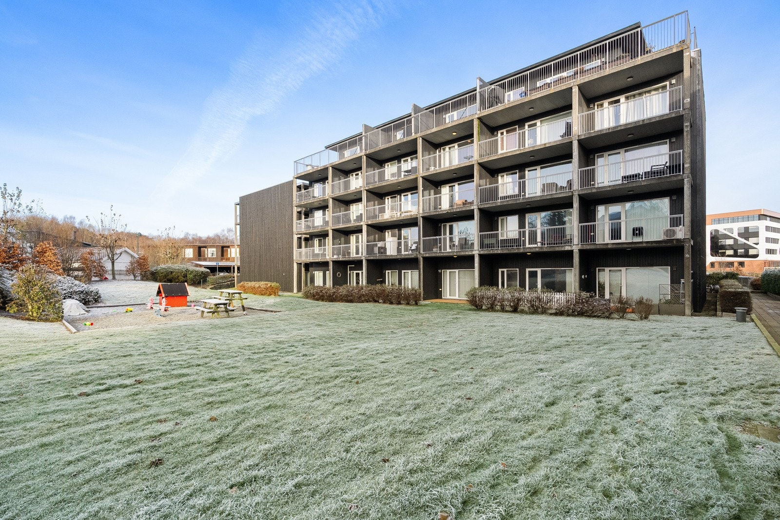 Her bor du sentralt, men samtidig tilbaketrukket, med nærhet til det meste du skulle trenge i hverdagen for å trives i lang tid. Galleribilde