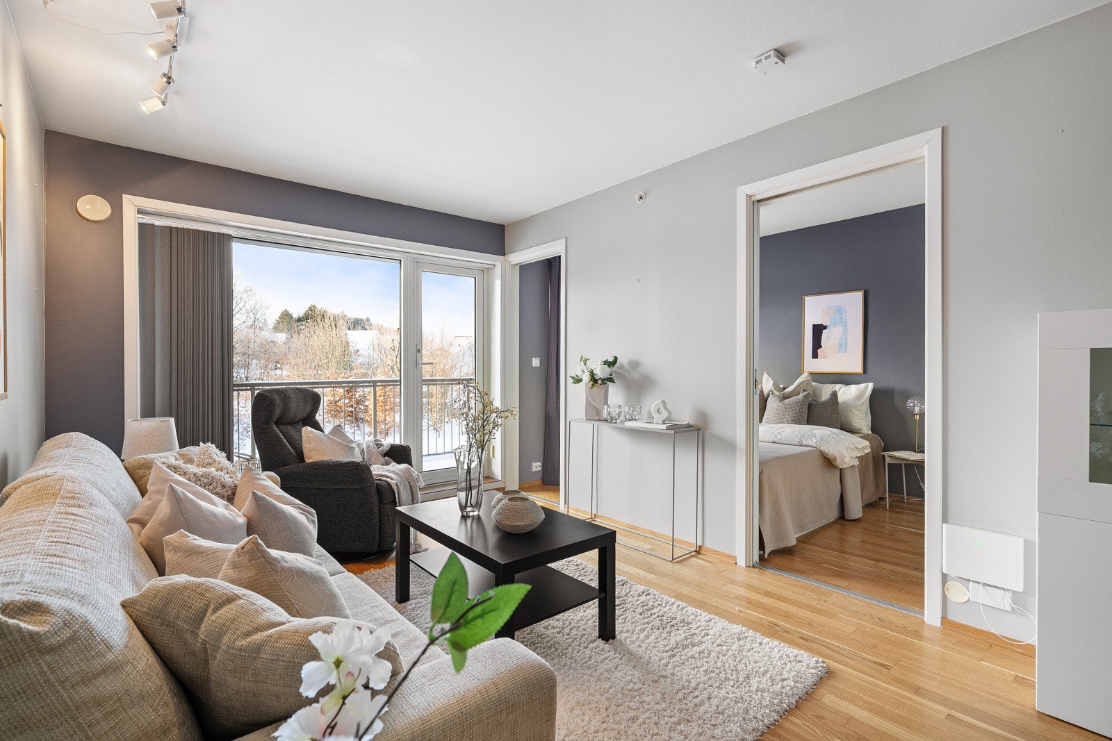 Den gode takhøyden bidrar til å skape en luftig romfølelse kombinert med de store vindusflatene som slipper inn rikelig med naturlig lys. Galleribilde