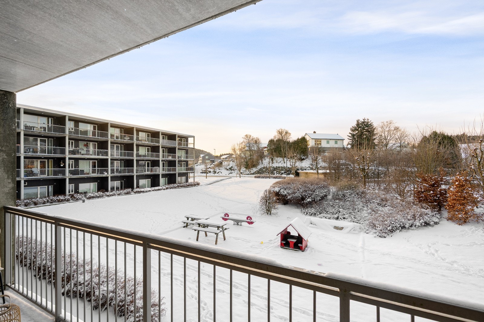 Med god plass til både sittegruppe og grill ligger alt til rette for å kunne nyte lange, solrike dager og hyggelige sommerkvelder i godt selskap. Galleribilde