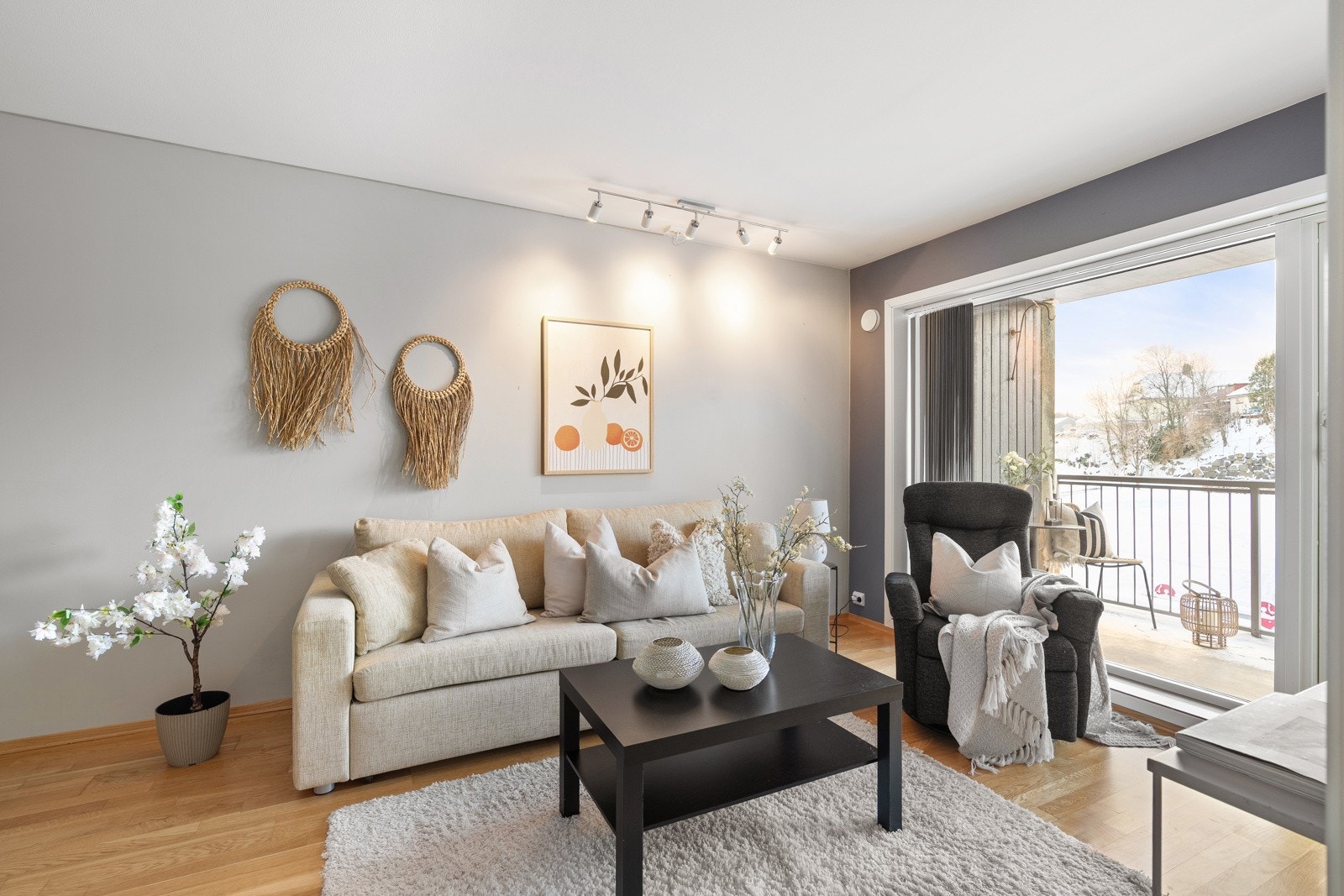 Tidløst fargevalg på vegg, eikeparkett på gulv og listefri utførelse til himling. Galleribilde