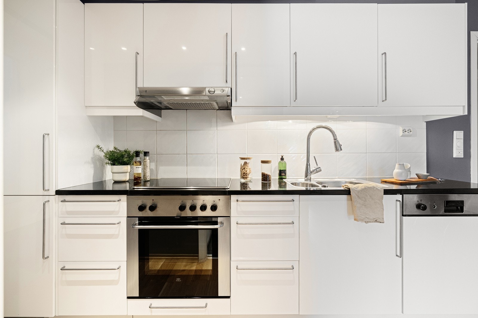 Kjøkkenet er godt utstyrt med integrerte hvitevarer som medfølger i handelen. Galleribilde