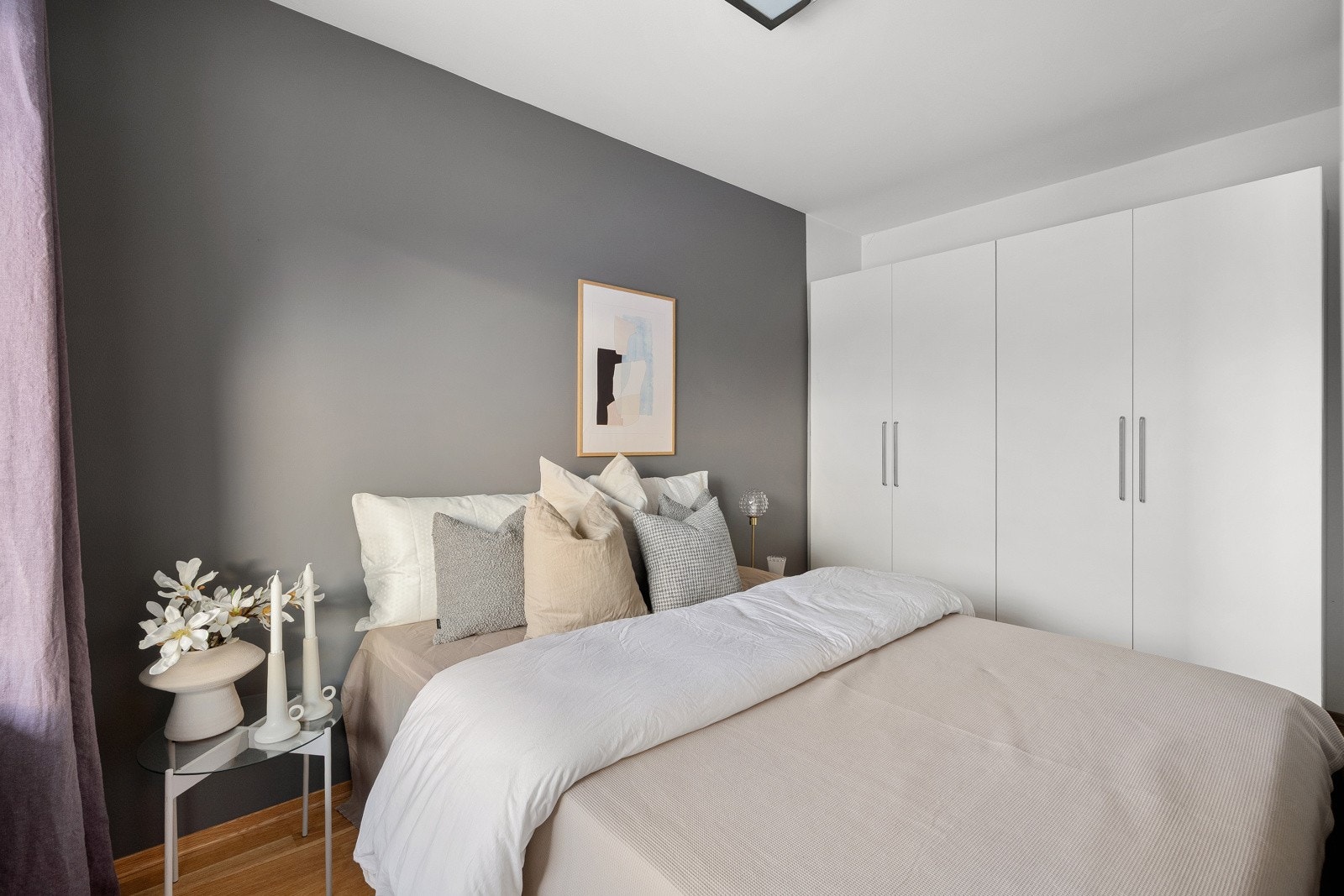 Soverom av god størrelse med nok av plass til både dobbeltseng og garderobeløsning. Galleribilde