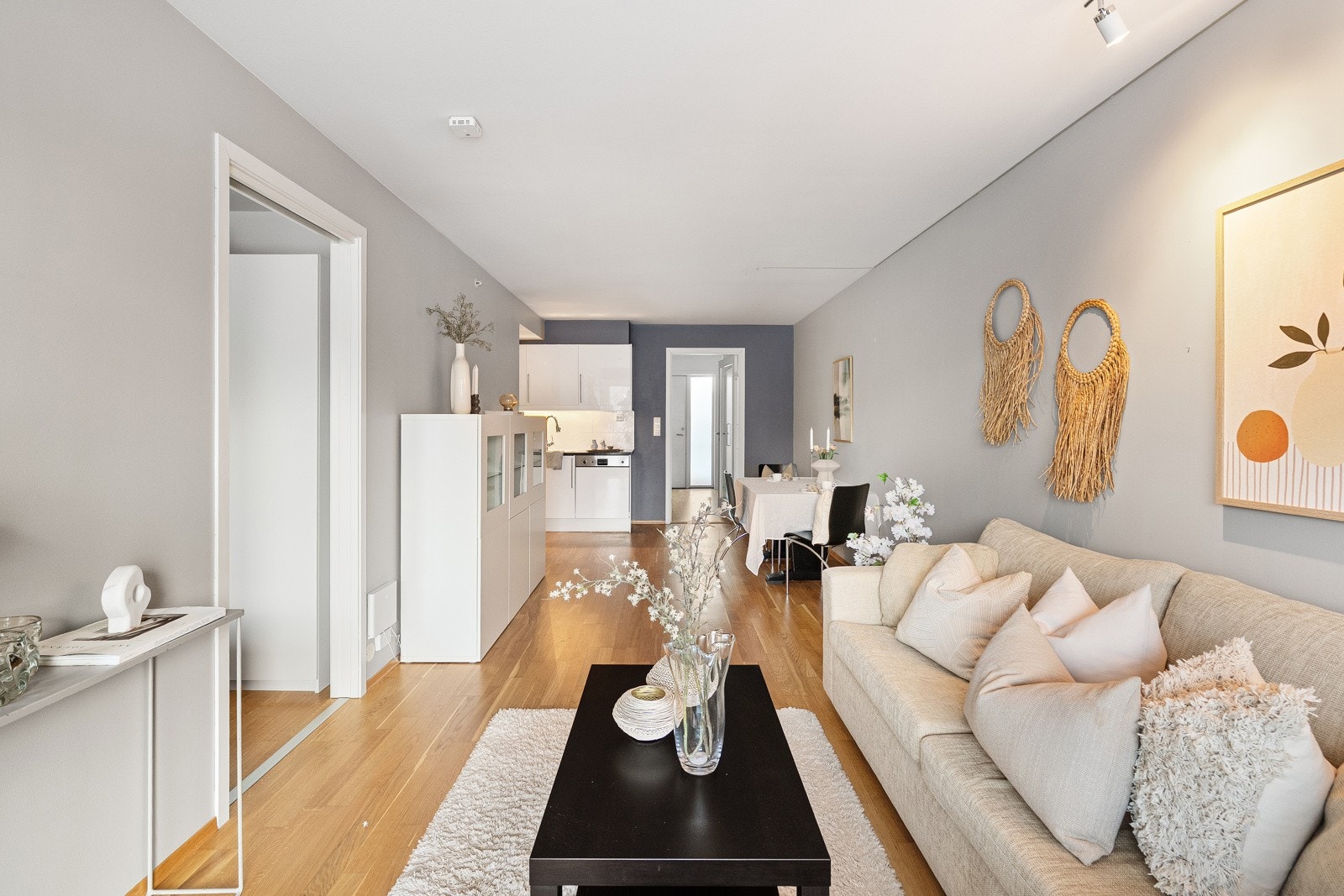 Stue og kjøkken ligger i åpen og sosial løsning. Varmekabler i gulv i stue. Galleribilde