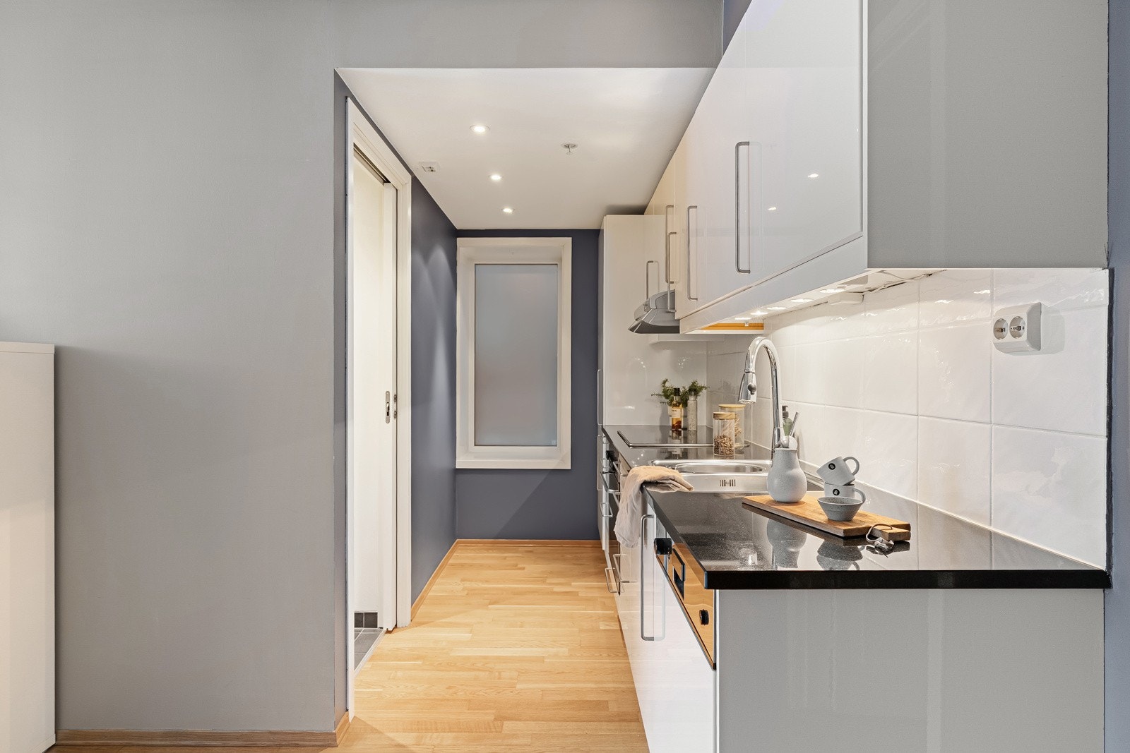 Lekker benkeplate i stein på kjøkken. Galleribilde