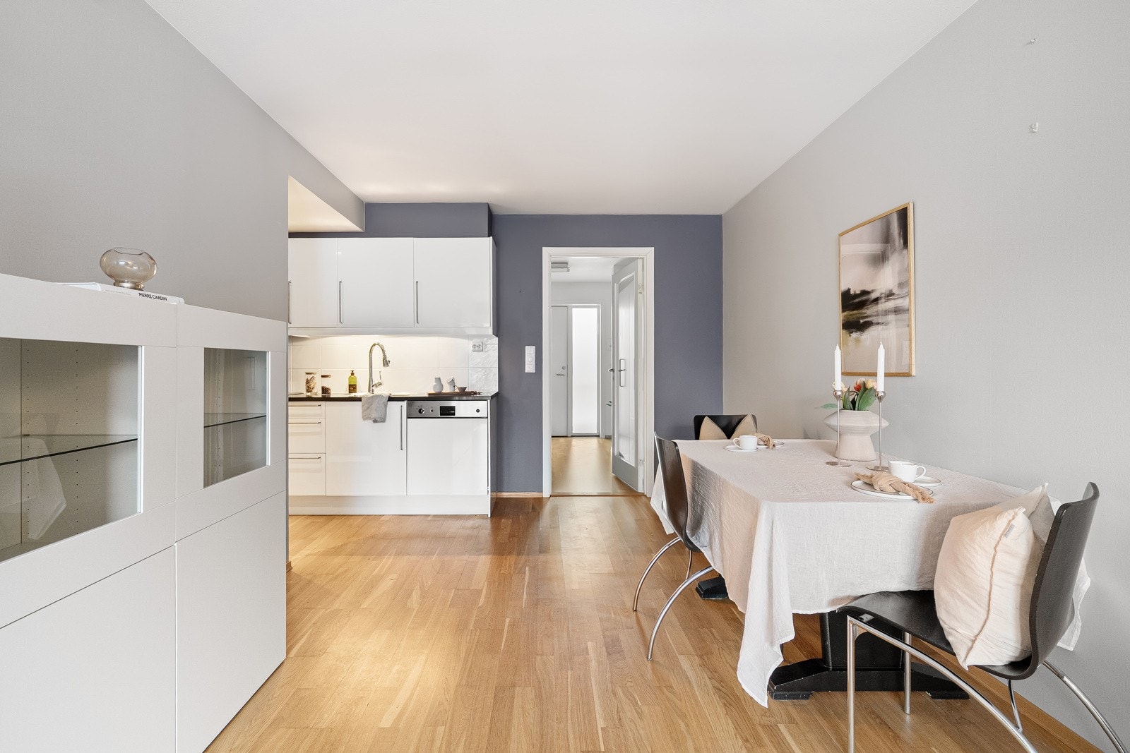 Naturlig plass til spisebord i allrom. Galleribilde