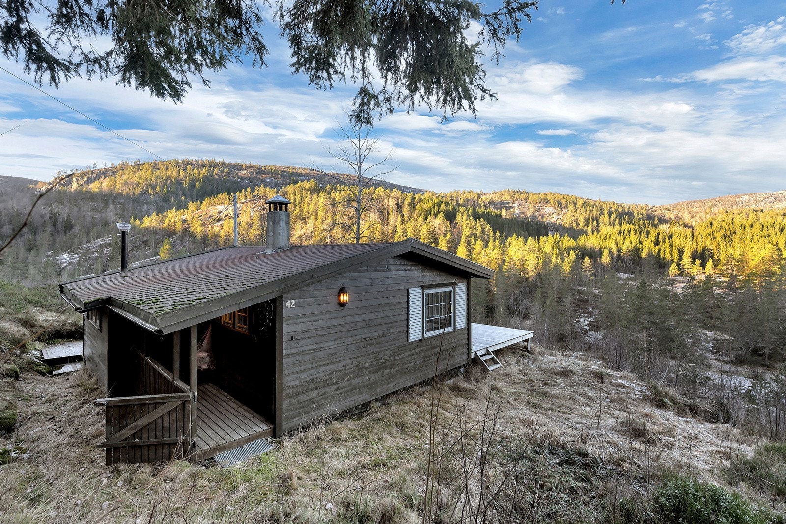 Hytta har innlagt strøm, vanntank og 3 soverom Galleribilde