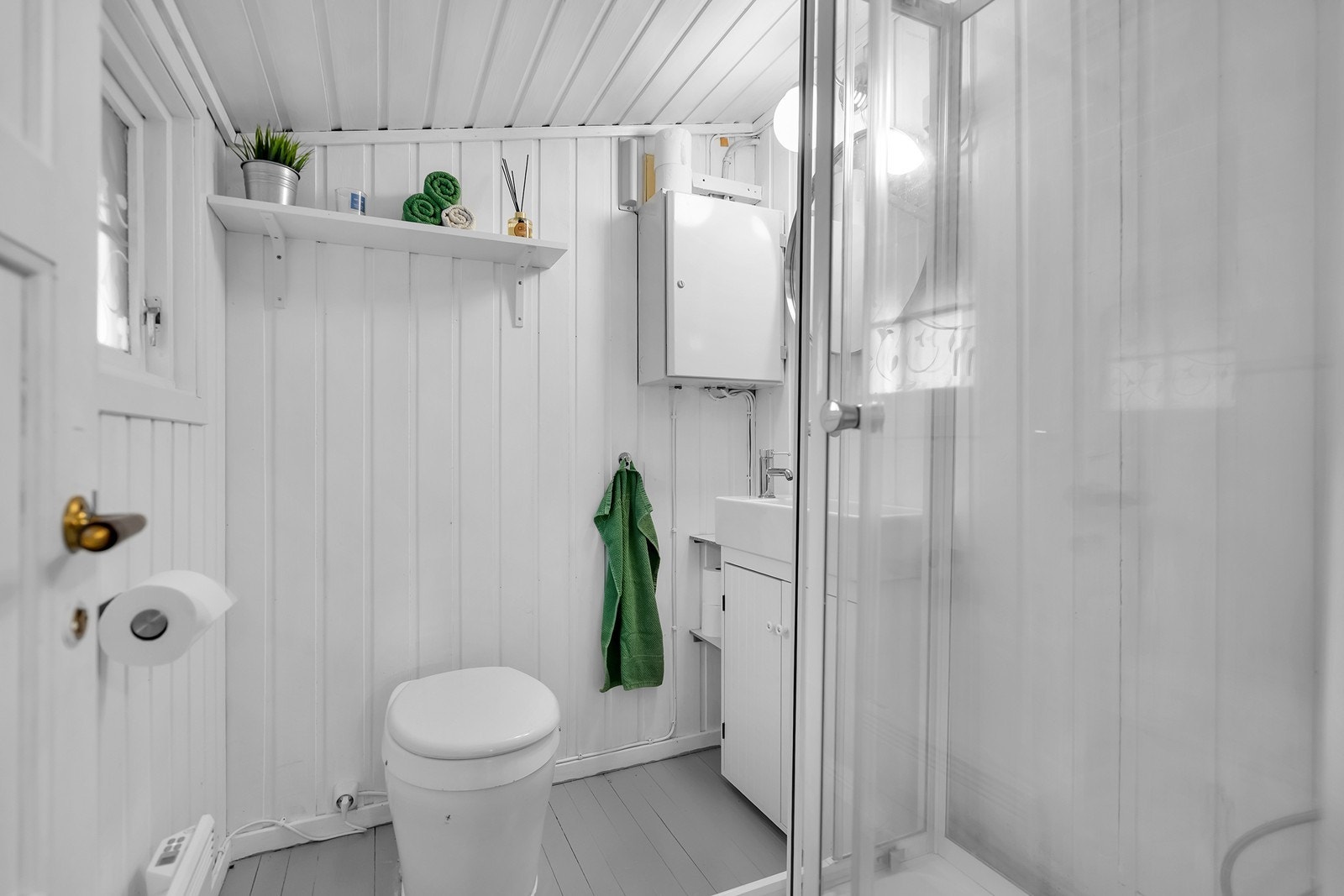 Bad med snurrdo, 1000l vanntank og 100l varmtvannstank Galleribilde