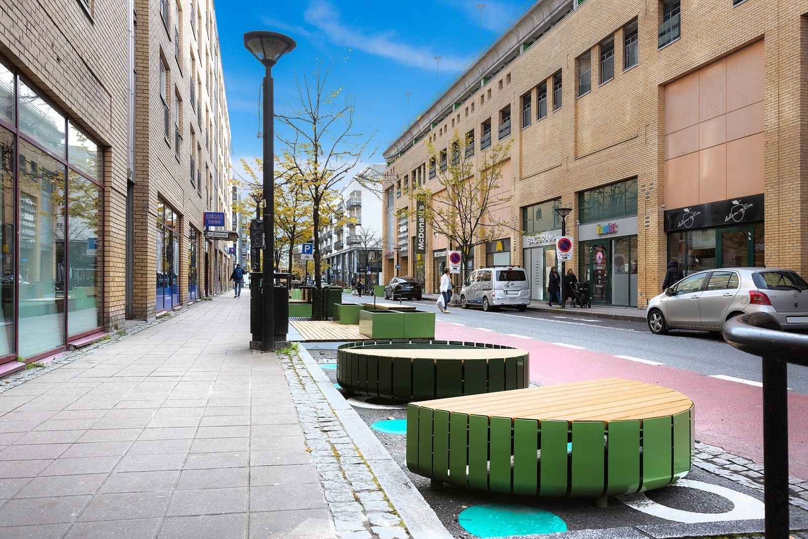 Eiendommen ligger supersentralt til i Sandvika, i meget fredelige omgivelser. Kinoveien 3 passer for folk i alle aldre, med nærhet til alt av fasiliteter og kort vei inn til Oslo sentrum. Samtidig har bomiljøet enkel tilgang til sentrumsgatene. Galleribilde